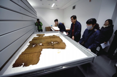 萬歷皇帝穿過的龍袍已經(jīng)碎裂失去色彩。