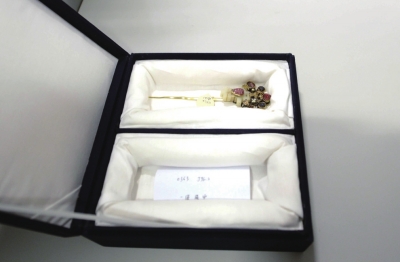 存放于匣內(nèi)的金簪華美依舊。