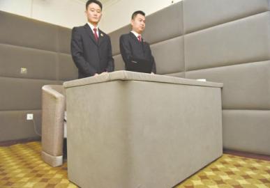 審訊室、居住室內(nèi)的桌椅板凳都進(jìn)行了軟包。