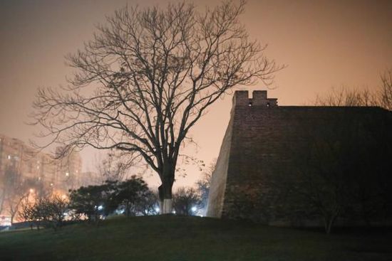 2015年12月20日，北京。霧霾之中，燈光之下的明長城遺址公園。