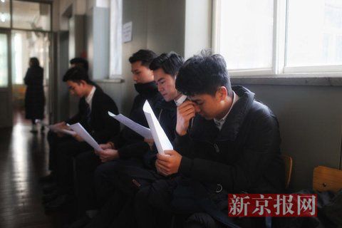 主持系考生正在備考區(qū)等待考試。