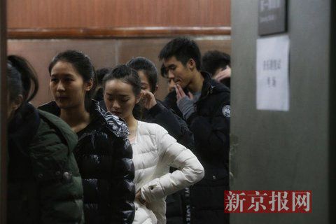 音樂(lè)劇系考生在備考區(qū)域等待考試。新京報(bào)記者 周崗峰 攝