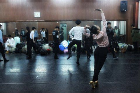 音樂(lè)劇系考生在備考區(qū)域等待考試。新京報(bào)記者 周崗峰 攝