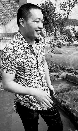 救出小孩上后，楊文利一身糞水。