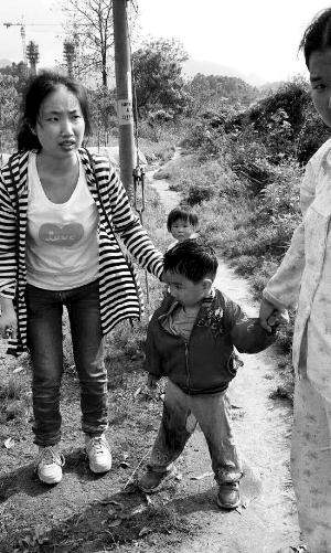 獲救小孩及其母親段曉霞。