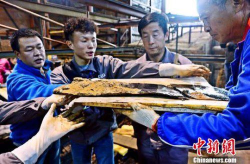 圖為南昌西漢?；韬钅怪鳂∈铱脊虐l(fā)掘現(xiàn)場(chǎng)出土了一組漆器“屏風(fēng)”。　郭晶 攝