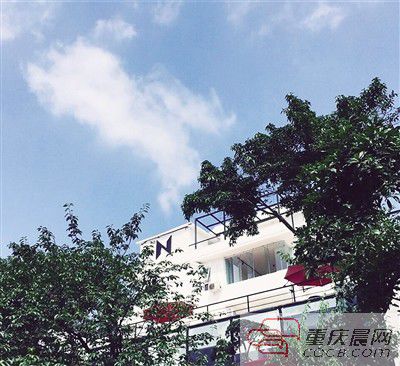 書店外觀設(shè)計(jì)感十足。