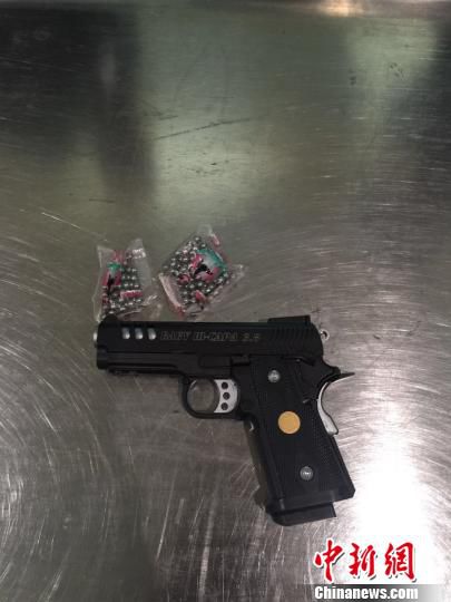 圖為查獲的空氣動力槍和鋼珠彈?！＄娦馈z