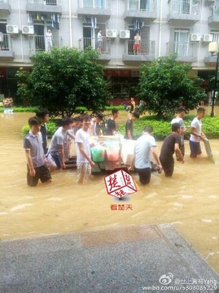 武漢暴雨 高校男生集體為女大學(xué)生送飯 武漢暴雨 高校男生集體為女大學(xué)生送飯