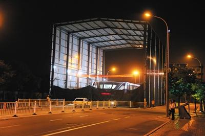 昨日夜間，河北北戴河，“巴鐵”1號(hào)試驗(yàn)地，工作人員正在對(duì)車(chē)體進(jìn)行施工檢修。