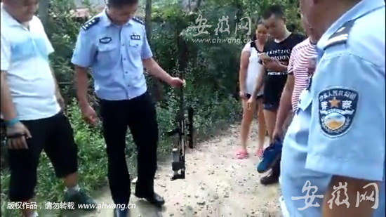 警方在案發(fā)地附近找到的槍支。