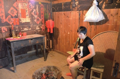 邱巧媚經(jīng)常一個人坐在屋里發(fā)呆。本版圖片京華時報記者 韓林君 攝