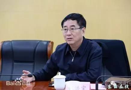 通報(bào)指出，張洪寶眼看著幾年前還不知名的個(gè)體老板搖身一變成為大企業(yè)家，心里既艷羨又發(fā)酸，滋生了“我為他們贏得了好的發(fā)展機(jī)遇，收些款物就權(quán)當(dāng)是對(duì)我這些年辛勤工作的一種補(bǔ)償”的念頭。于是他開始熱衷于與身邊的企業(yè)老板拉拉扯扯、勾肩搭背，剛開始只是幾頓飯、幾張卡，日積月累，越陷越深，不給錢不辦事，給了錢才辦事，在東麗人稱