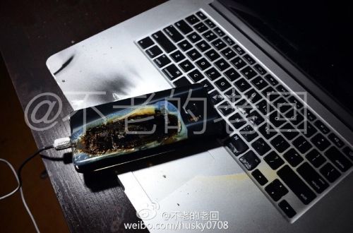 根據(jù)圖片來看，蘋果MacBook Pro筆記本觸控面板左邊部分被熏黑，而且該網(wǎng)友也提供了充電設(shè)備，就是三星Note 7原裝充電器。