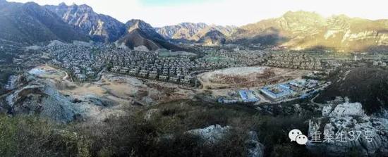 河北淶水“青青小鎮(zhèn)”1-6期全景圖，上百棟別墅組成的別墅群依山而建。部分山體被炸平，準備建起聯(lián)排雙拼別墅。    新京報記者 大路 攝