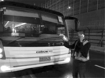 事發(fā)擺渡車。網(wǎng)絡(luò)圖片