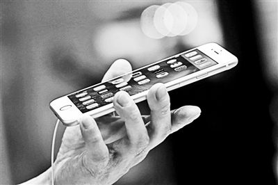 事實上，很多專業(yè)人士認為蘋果回到美國生產(chǎn)不切實際的真正原因在于美國缺乏足夠的產(chǎn)業(yè)工人和配套產(chǎn)業(yè)鏈。一家風險投資公司的合伙人就表示：“目前美國在消費電子產(chǎn)品領域已經(jīng)不具備供應鏈。這種供應鏈不僅僅指的是原材料和核心部件，而且還包括具有一定能力的熟練技術工人。”