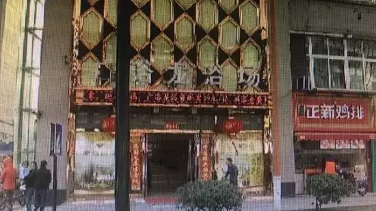 張阿姨說，附近柜臺一名工作人員，說什么也不讓她在這塊走廊哄孫女，幾句不和，雙方吵了起來。