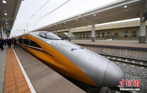 資料圖：2017年3月21日，新型CRH380AJ--0203動車組列車“黃醫(yī)生”從蘭州西車站高速場上線，開始檢測寶蘭客專蘭州西站至東岔站間334公里高鐵行車設備，寶蘭客專（蘭州局管段）聯(lián)調(diào)聯(lián)試正式啟動。楊艷敏 攝