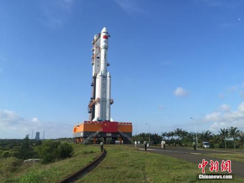 4月17日7時30分，承載著長征七號遙二運(yùn)載火箭與天舟一號貨運(yùn)飛船組合體的活動發(fā)射平臺，垂直轉(zhuǎn)運(yùn)至發(fā)射區(qū)，標(biāo)志著“天舟一號”飛行任務(wù)正式進(jìn)入發(fā)射階段。閆寧 攝