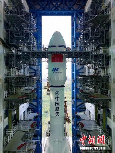 垂直轉(zhuǎn)運(yùn)的順利完成，標(biāo)志著“天舟一號”飛行任務(wù)正式進(jìn)入發(fā)射階段。張文軍 攝