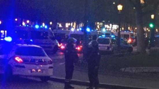 據(jù)英國廣播公司（BBC）消息，巴黎警方稱，巴黎中部發(fā)生槍擊事件，一名警察死亡，另一名受傷。