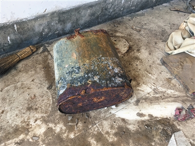 村民參與治理滲坑時使用過的鐵桶，已經(jīng)被嚴重腐蝕。
