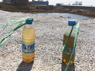 左側水樣取自化肥廠滲坑經(jīng)過治理的部分，顏色較淺；右側水樣取自同一滲坑未經(jīng)治理的部分，顏色更深。