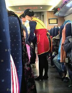 高鐵盒飯價格過高問題，近年來已成為社會熱點話題。高鐵盒飯價格緣何居高不下呢？究竟是盒飯企業(yè)壟斷化經(jīng)營，還是盒飯的成本高？這都需要高鐵相關(guān)部門公開透明，算出明細賬。