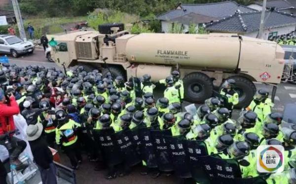 凌晨4時30分左右，駐韓美軍向“薩德”系統(tǒng)部署地星州高爾夫球場運送“薩德”相關裝備。約有20多輛卡車和軍用拖車進入星州高爾夫球場，其中裝有兩臺導彈發(fā)射架、X波段雷達及作戰(zhàn)指控中心等裝備。