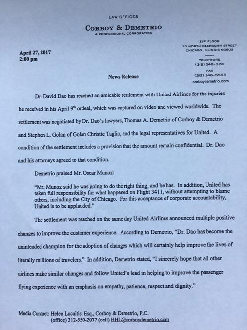 當(dāng)?shù)貢r間4月27日14點（北京時間28日凌晨3點），負責(zé)代理美聯(lián)航暴力拖拽乘客下飛機一案的律師德梅特里奧給包括央視記者在內(nèi)的媒體發(fā)來郵件，稱美聯(lián)航已與遭暴力拖拽下飛機的乘客David Dao達成和解協(xié)議。但作為條件之一，協(xié)議的具體內(nèi)容和涉及的金額保密。