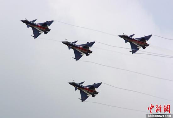 資料圖：殲-10表演機(jī)。<a target='_blank'  _fcksavedurl='http://www.chinanews.com/' _fcksavedurl='http://www.chinanews.com/'>中新社</a>發(fā) 申進(jìn)科 攝