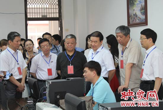 在評(píng)卷質(zhì)檢組,工作人員介紹說,今年有四級(jí)質(zhì)檢(即小組質(zhì)檢、題組質(zhì)檢、學(xué)科質(zhì)檢、省質(zhì)檢),確保嚴(yán)把質(zhì)量