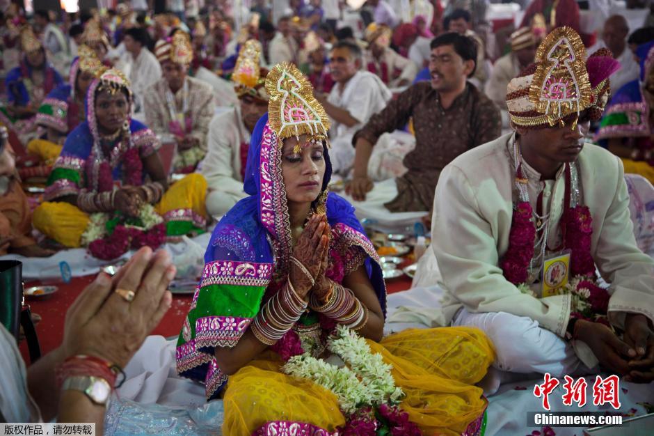 當地時間2014年6月15日,印度新德里,印度政府為數百對貧困新人舉辦集體婚禮。