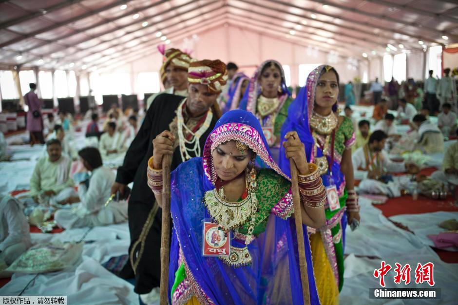 當地時間2014年6月15日,印度新德里,印度政府為數百對貧困新人舉辦集體婚禮。
