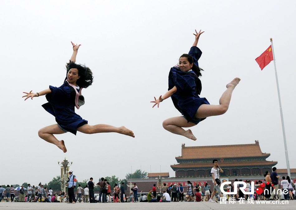 幾名打?qū)W生天安門廣場(chǎng)創(chuàng)意留影。圖片來源：金聞/CFP