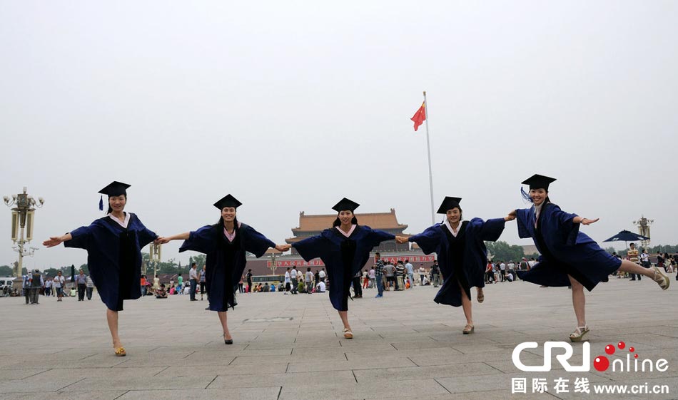 幾名打?qū)W生天安門廣場(chǎng)創(chuàng)意留影。圖片來源：金聞/CFP