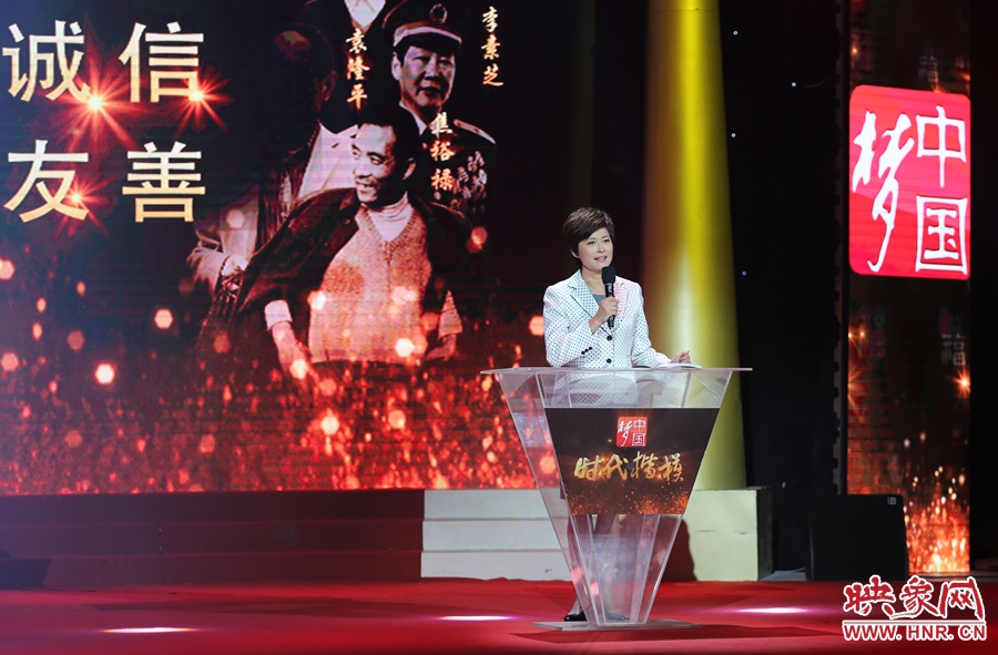 中央電視臺(tái)“時(shí)代楷?！卑l(fā)布廳，發(fā)布人敬一丹介紹“編外雷鋒團(tuán)”。