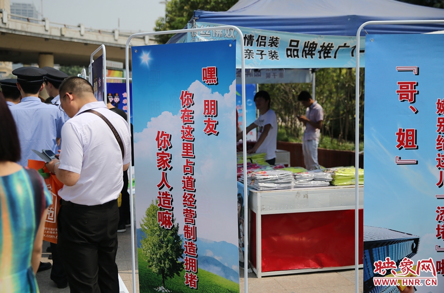 你在這里占道經(jīng)營“你家人造（知道）嘛？”