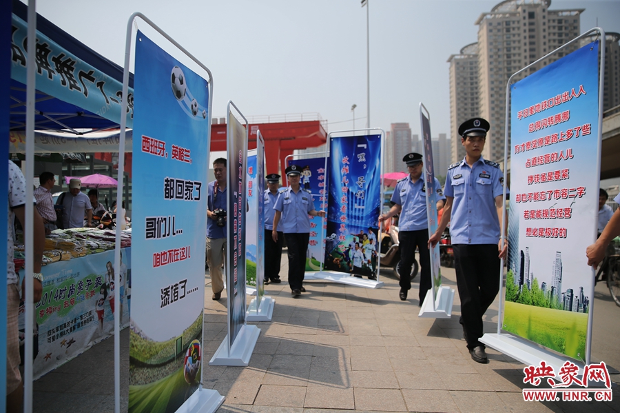 “平日里地鐵口出出入入，總得閃轉(zhuǎn)騰挪......”