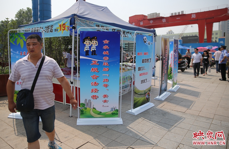 攤位被“圍觀”后，沒有一單生意，過往市民叫好。