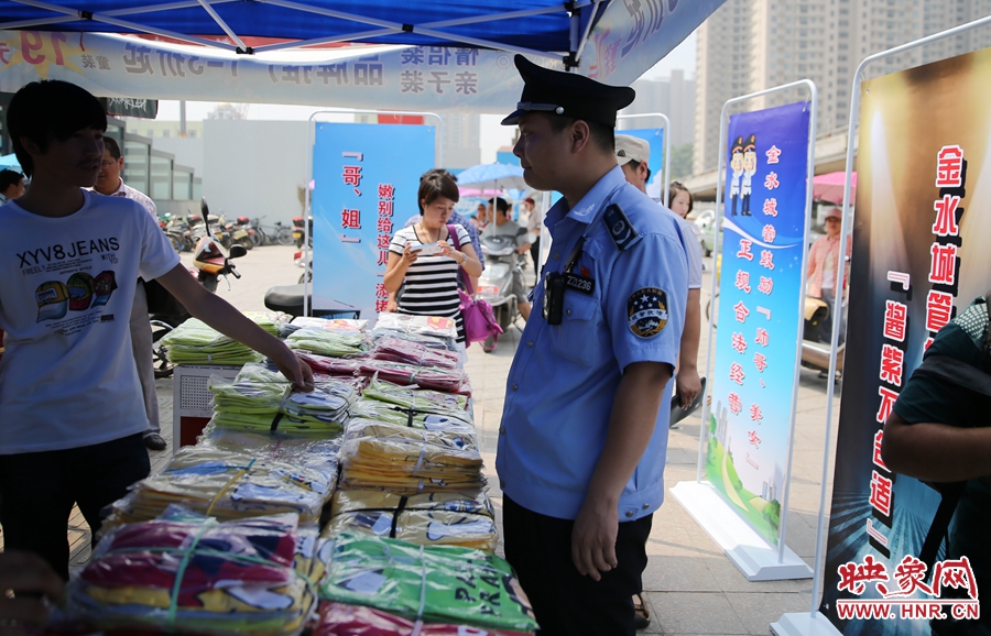 執(zhí)法人員勸導(dǎo)看守攤位的人員搬離，停止非法占道經(jīng)營。