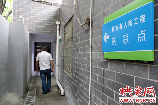 在每一處納涼點(diǎn)均有醒目標(biāo)志，市民可就近前往。