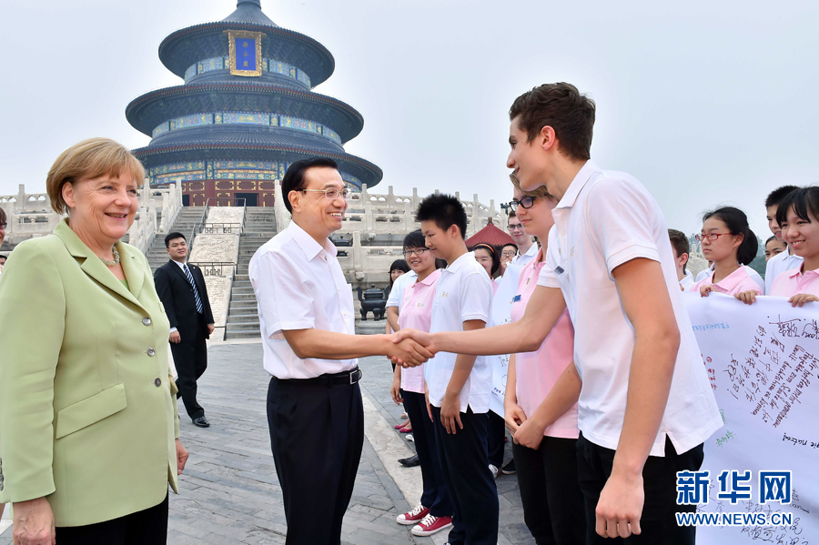 李克強(qiáng)同默克爾與青少年代表親切交流。
