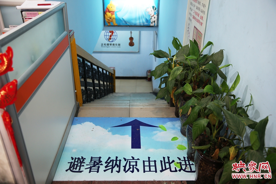 金水區(qū)人防（珠江琴行）納涼點(diǎn)入口處的明顯標(biāo)識(shí)。