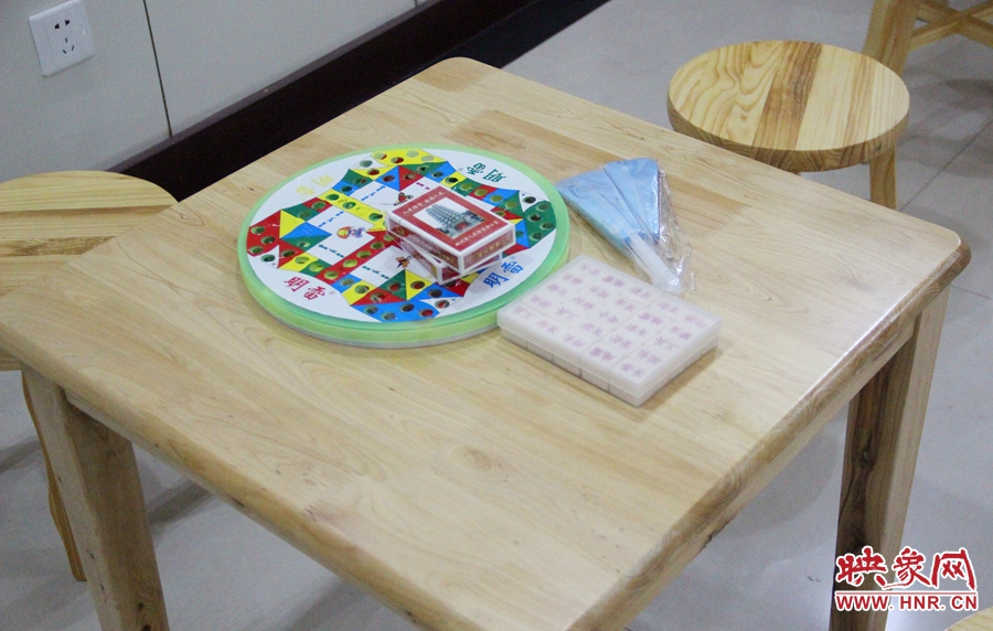 中原區(qū)人防納涼場所（桐柏路與中原路交叉口）內(nèi)配備的棋牌和扇子。