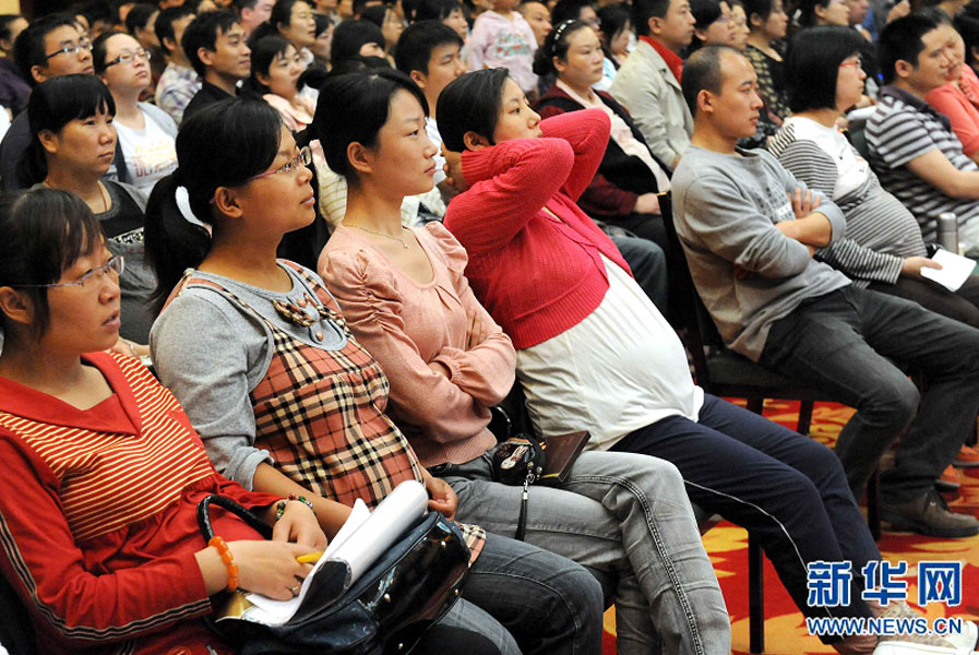 “準(zhǔn)媽媽”和“準(zhǔn)爸爸”們在鄭州市舉行的一場金色“孕”律音樂會現(xiàn)場欣賞搖籃曲（2011年5月8日攝）。