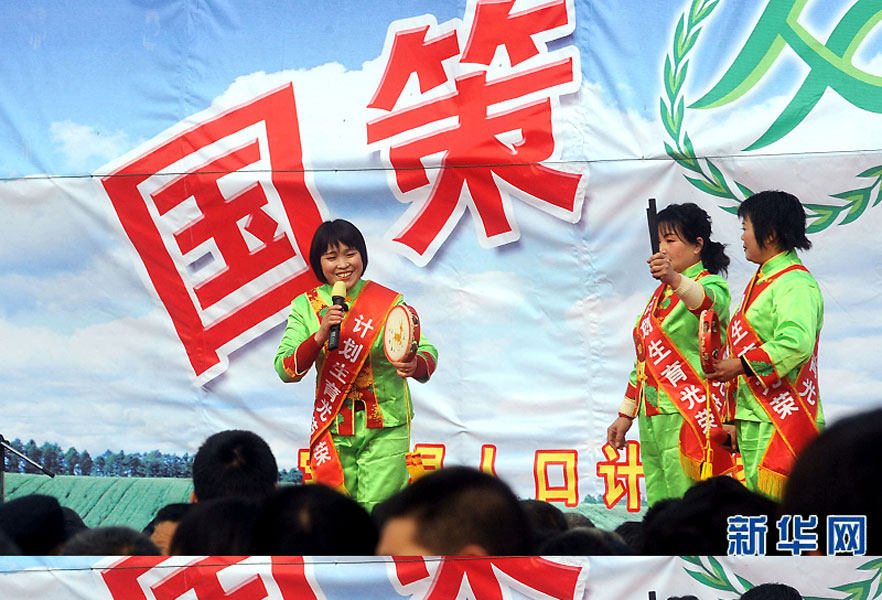 說唱演員在河南省寶豐縣街頭宣傳計(jì)劃生育政策（2008年2月19日攝）。