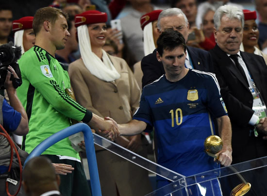 梅西與諾伊爾握手 梅西與諾伊爾握手
