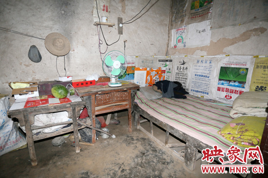 老人的居住條件十分簡陋。